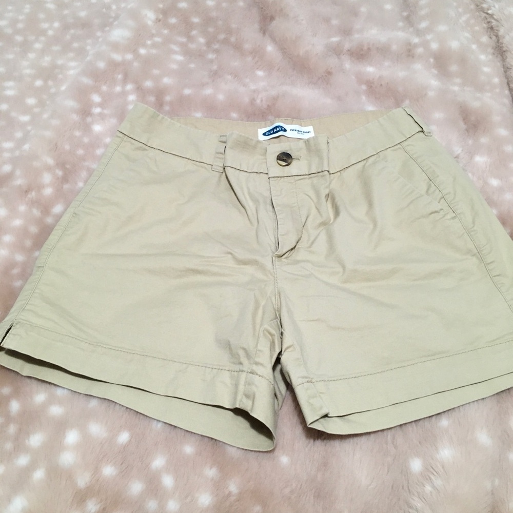 NWOT Old Navy Beige/Tan Women’s Casual Everyday Shorts